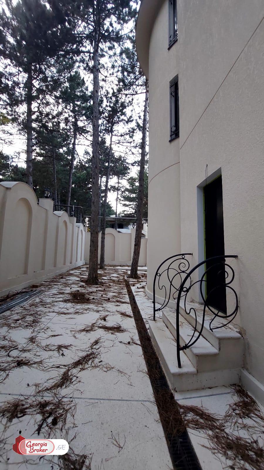 ქირავდება  ახალი  გარემონტებული  4სართულიანი  შენობა  წყნეთში